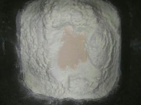 液体先放，然后是糖，奶粉，盐，面粉，最上面是酵母，面包机启动和面程序两个