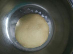 揉好的面团放盆里盖保鲜膜进行发酵