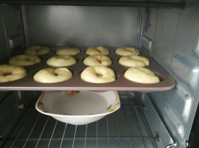 把松弛好的面团放进模具中，入烤盘里进行二次发酵