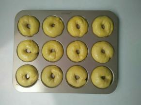 发酵至二倍时取出，刷蛋液