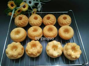 烤好的面包从模具中取出，放烤网上晾凉