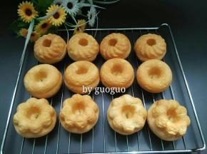 烤好的面包从模具中取出，放烤网上晾凉