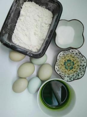 菠菜榨汁取72克，称量好所用食材，蛋白和蛋黄分离，蛋白放冰箱冷藏