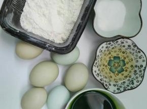 菠菜榨汁取72克，称量好所用食材，蛋白和蛋黄分离，蛋白放冰箱冷藏