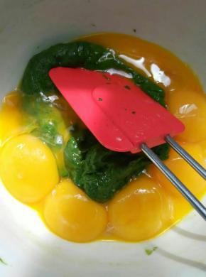 加入蛋黄搅拌均匀