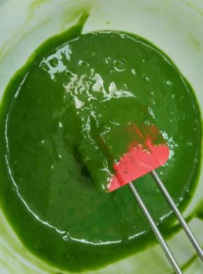 筛入低粉，搅拌均匀