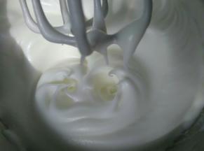 蛋白从冰箱取出分三次加入糖，打发至干性状态即可