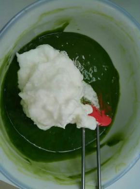 取三分之一蛋白放入蛋黄糊里，快速搅拌均匀