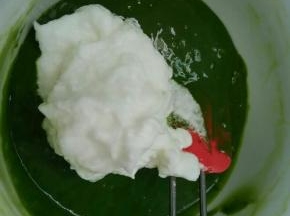 取三分之一蛋白放入蛋黄糊里，快速搅拌均匀