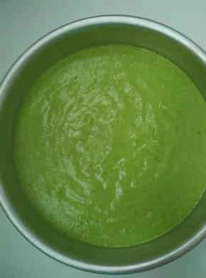 把剩余的蛋白霜倒入蛋黄糊里快速搅拌均匀后，缓缓倒入模具中，震几下把气泡震出