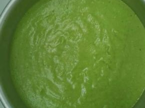 把剩余的蛋白霜倒入蛋黄糊里快速搅拌均匀后，缓缓倒入模具中，震几下把气泡震出