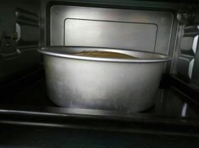 烤箱提前预热165度，60分钟。出炉后震一下，立即倒扣