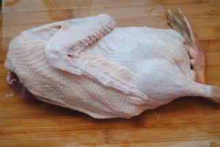 鸭子买回洗净，去掉肋骨间的血肺，身上的余毛