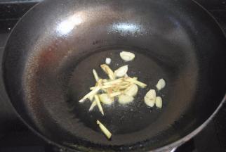 锅内下油，放入姜丝蒜末爆香，吃辣的这时可以加入辣椒段