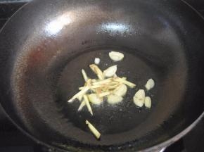 锅内下油，放入姜丝蒜末爆香，吃辣的这时可以加入辣椒段