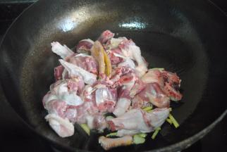 倒入鸭块翻炒均匀