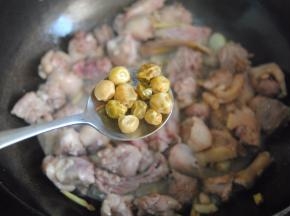 炒至鸭块微干放入料酒，胡椒粉和山黄皮