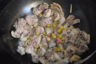 加入半块南乳翻炒片刻