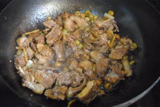 把酱油，蚝油倒入翻炒至出油