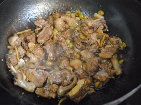 把酱油，蚝油倒入翻炒至出油