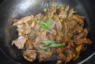 此时鸭身上的肥油几乎出尽，放入盐和山黄皮叶子翻炒均匀调味即可，香味传遍房子了~