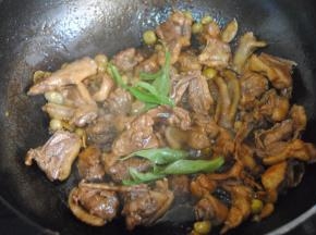 此时鸭身上的肥油几乎出尽，放入盐和山黄皮叶子翻炒均匀调味即可，香味传遍房子了~