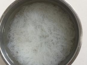 粉丝焯水后捞出放在冷水中冷却！