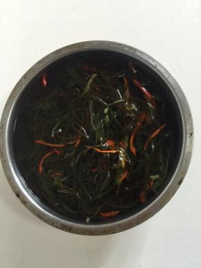 焯好水的海带尖椒丝放在冷水中冷却，中途要多换几次水！