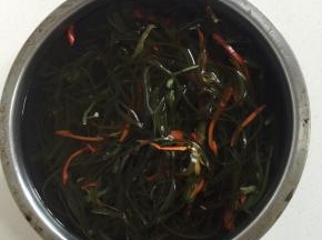 焯好水的海带尖椒丝放在冷水中冷却，中途要多换几次水！