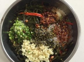 把沥干水分的海带尖椒丝，粉丝放进大盆子里，放入蒜蓉，葱花，新鲜的花椒碎，辣椒油，香醋，生抽，盐，鸡精，香油！