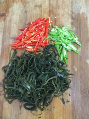 浸泡好的海带切成细丝，青红尖椒切成细丝备用！