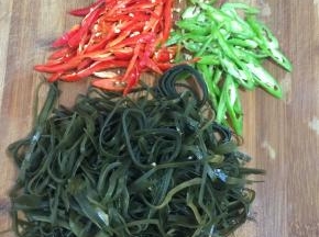 浸泡好的海带切成细丝，青红尖椒切成细丝备用！