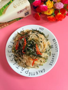 做好的凉拌海带粉丝，酸辣开胃，用来下酒佐餐都不错哦！