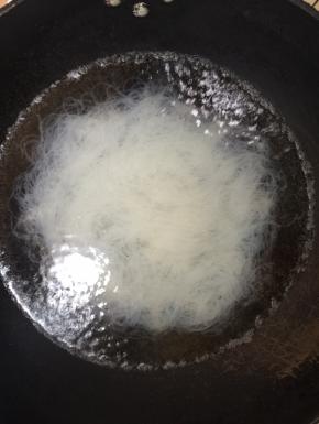 水烧开，把浸泡好的粉丝放进去焯水1分钟左右即可！