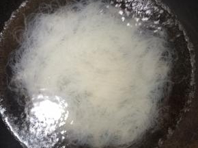 水烧开，把浸泡好的粉丝放进去焯水1分钟左右即可！