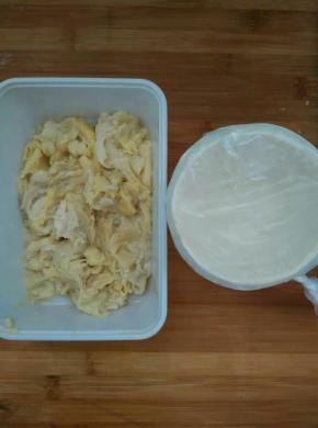 蛋挞皮从冰箱冷冻室里取出回温