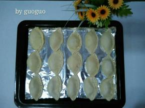 取20克榴莲肉放到蛋挞里面，两面合上把外面锡纸撕掉，用叉子在封口处叉几下