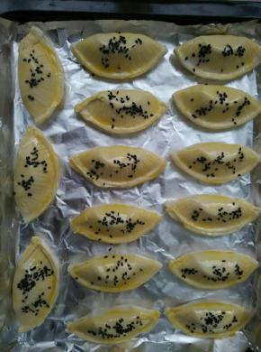 刷蛋液，上面撒上黑芝麻