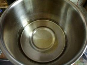 用不锈钢盆称转化糖浆100克。