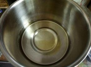 用不锈钢盆称转化糖浆100克。