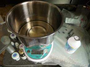 在糖浆里面倒入3.1克枧水