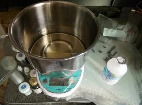 在糖浆里面倒入3.1克枧水