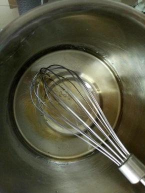 用手动打蛋器将糖浆跟枧水混合均匀，一定要慢慢搅拌，不然会有气泡跑到糖浆里面去的，这样烤 出来的月饼会有白点。