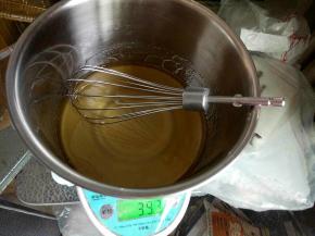 拌匀后再加入剩下的一半花生油。