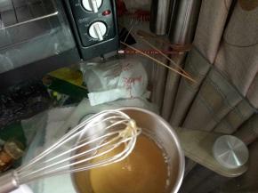 用打蛋器挑起一点呈流水状，为拌匀了，可以进行下一步了。