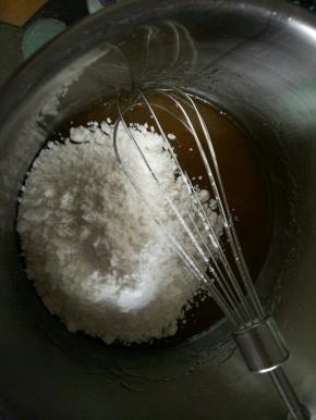 将6中的糖浆里面加入方子一半的面粉。拌匀。