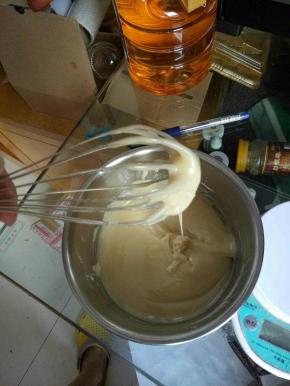 拌匀后是图片上这样的面糊。拌好可以醒面了，醒面至少4小时。