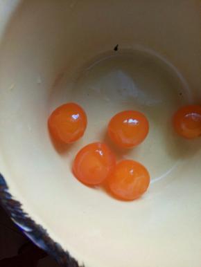 将咸鸭蛋全部打在一个碗里。用手捞出蛋黄，把包在蛋黄外面的一层衣剥掉，不然会很腥的。