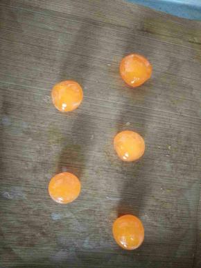 将剥好的蛋黄放白酒滚一下。放180度的烤箱里烤8分钟。微微出油的状态是最好的。