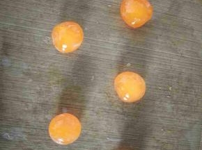 将剥好的蛋黄放白酒滚一下。放180度的烤箱里烤8分钟。微微出油的状态是最好的。